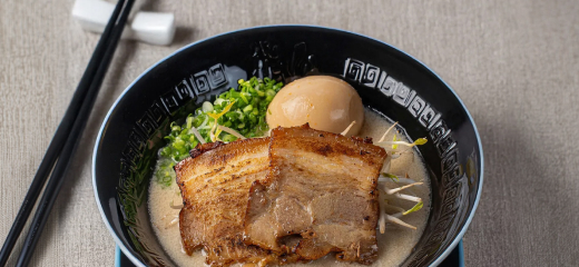 두툼한 차슈 두 점과 아지타마고(맛달걀), 잘게 썬 파와 숙주가 올라간 진한 국물의 일본식 돈코츠 라멘